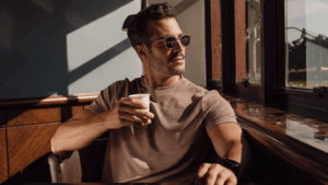 Homem usando camiseta de tecido tecnológico em ambiente urbano sofisticado, ilustrando elegância, conforto e inovação têxtil da Diklatex.