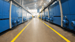 Máquinas industriais da Diklatex em Joinville, indústria têxtil inovadora de Santa Catarina com foco em tecnologia e sustentabilidade.