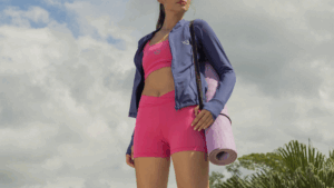 Mulher usando conjunto esportivo em poliamida com elastano da Diklatex, ideal para treino de yoga, corrida e atividades ao ar livre.