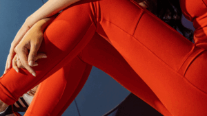 Legging fitness vermelha produzida com o tecido RISE da Diklatex, que oferece compressão, elasticidade e conforto para treinos intensos.