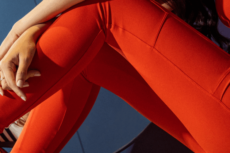 Legging fitness vermelha produzida com o tecido RISE da Diklatex, que oferece compressão, elasticidade e conforto para treinos intensos.