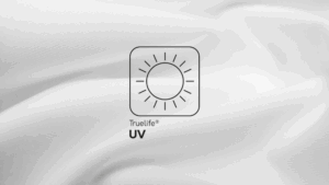Tecido branco com ícone da tecnologia Truelife® UV, que garante proteção solar, inovação e sustentabilidade para roupas esportivas.