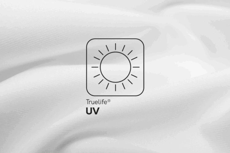 Tecido branco com ícone da tecnologia Truelife® UV, que garante proteção solar, inovação e sustentabilidade para roupas esportivas.