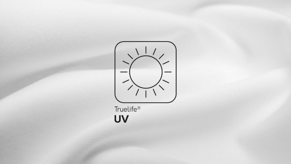 Tecido branco com ícone da tecnologia Truelife® UV, que garante proteção solar, inovação e sustentabilidade para roupas esportivas.