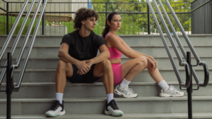 Modelos vestindo roupas esportivas produzidas com tecido para roupa fitness, que oferece conforto, elasticidade, respirabilidade e desempenho para treinos e lifestyle ativo.