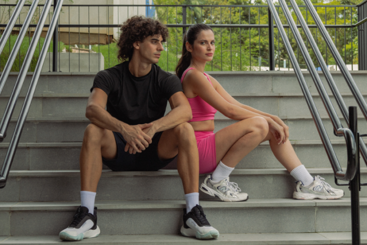 Modelos vestindo roupas esportivas produzidas com tecido para roupa fitness, que oferece conforto, elasticidade, respirabilidade e desempenho para treinos e lifestyle ativo.