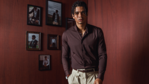 Modelo vestindo peça de alfaiataria tecnológica desenvolvida a partir da inovação em indústria têxtil, unindo conforto, estética contemporânea e tecnologia aplicada ao vestuário.