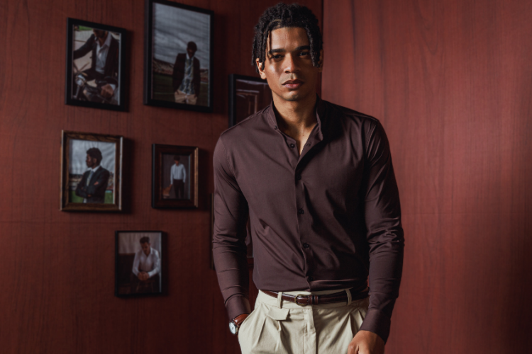 Modelo vestindo peça de alfaiataria tecnológica desenvolvida a partir da inovação em indústria têxtil, unindo conforto, estética contemporânea e tecnologia aplicada ao vestuário.