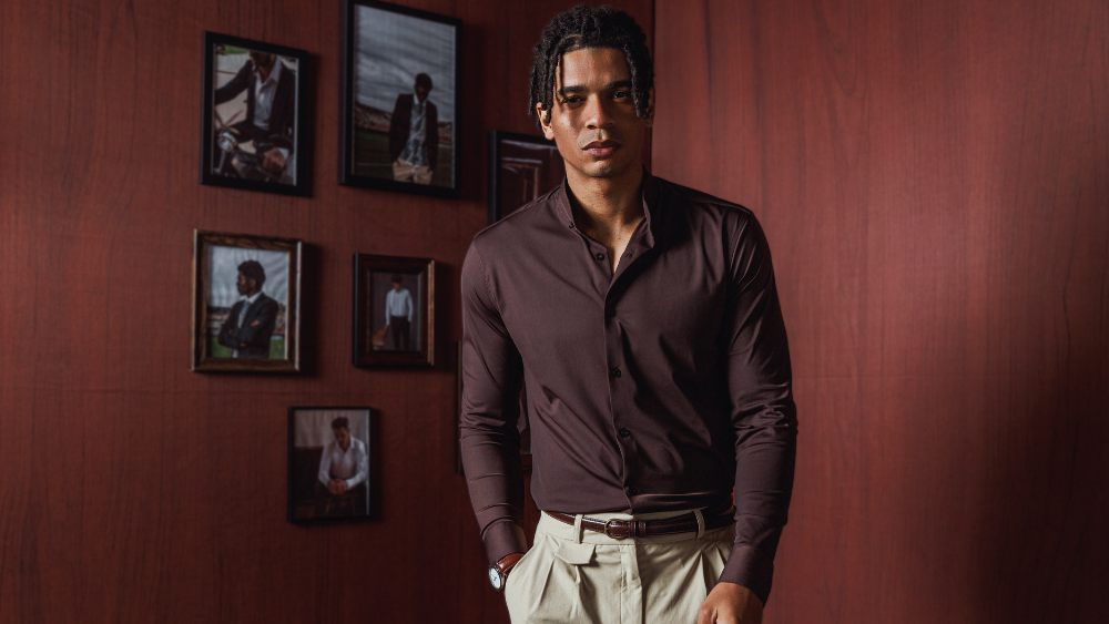 Modelo vestindo peça de alfaiataria tecnológica desenvolvida a partir da inovação em indústria têxtil, unindo conforto, estética contemporânea e tecnologia aplicada ao vestuário.