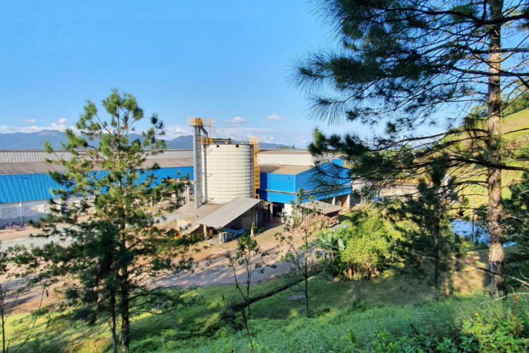 Planta industrial da Diklatex integrada à área verde, representando práticas de produção têxtil sustentável com eficiência energética e responsabilidade ambiental.