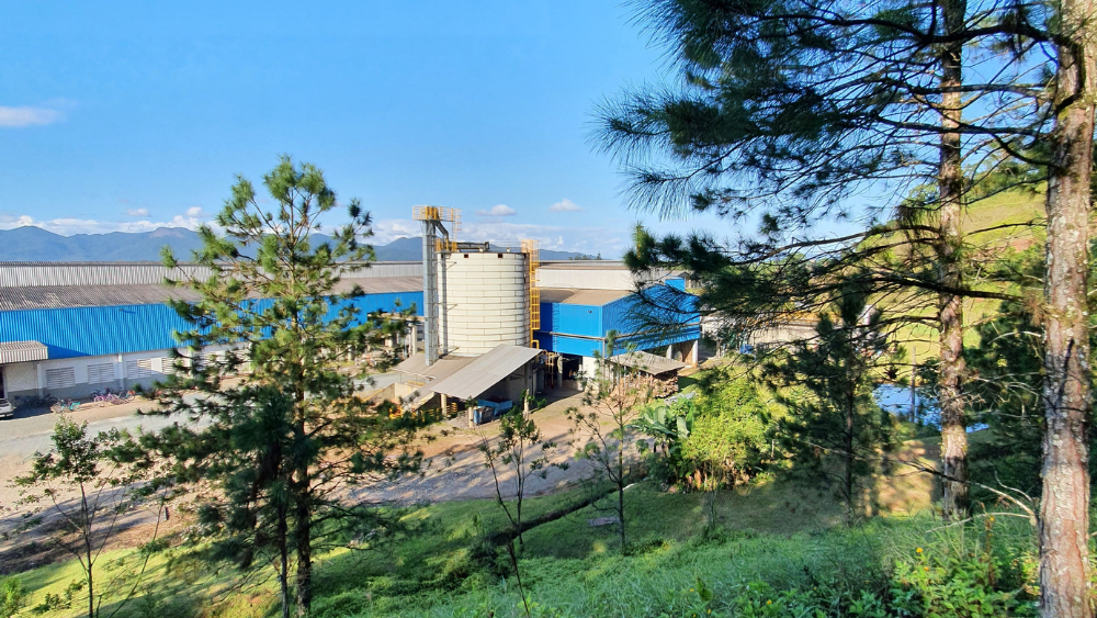 Planta industrial da Diklatex integrada à área verde, representando práticas de produção têxtil sustentável com eficiência energética e responsabilidade ambiental.