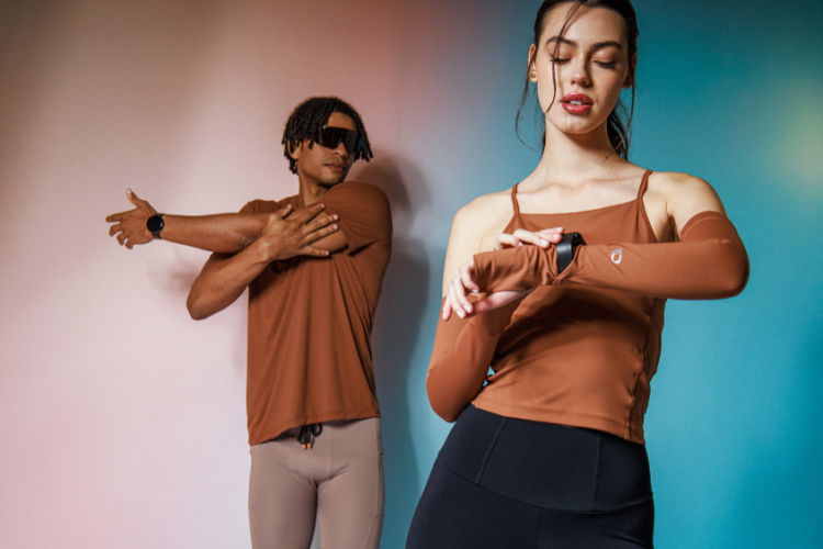 Modelos vestindo roupas de moda fitness produzidas com tecido fitness tecnológico, que oferece conforto, elasticidade, respirabilidade e desempenho para treinos e lifestyle ativo.