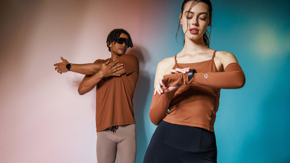 Modelos vestindo roupas de moda fitness produzidas com tecido fitness tecnológico, que oferece conforto, elasticidade, respirabilidade e desempenho para treinos e lifestyle ativo.