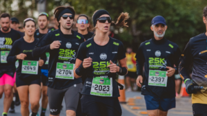 Atletas correndo na Rio do Rastro Marathon com uniforme técnico desenvolvido para esporte de alta performance pela Diklatex.