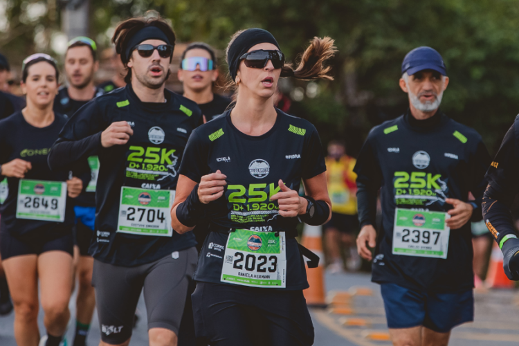 Atletas correndo na Rio do Rastro Marathon com uniforme técnico desenvolvido para esporte de alta performance pela Diklatex.