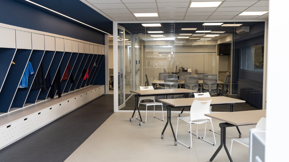 Laboratório de desenvolvimento da Diklatex, fabricante brasileiro de tecidos tecnológicos, com espaço dedicado à engenharia têxtil e criação de malhas de alta performance.