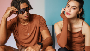 Modelos usando roupas esportivas em tecido tecnológico de alta performance desenvolvido por fornecedor de tecido esportivo especializado em engenharia têxtil.