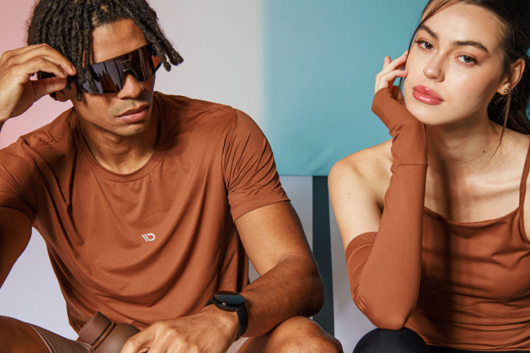 Modelos usando roupas esportivas em tecido tecnológico de alta performance desenvolvido por fornecedor de tecido esportivo especializado em engenharia têxtil.