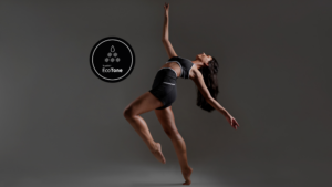 Bailarina em movimento usando roupa esportiva com tecnologia EcoTone, tecido sustentável com Dope Dyeing de menor impacto ambiental