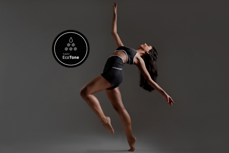 Bailarina em movimento usando roupa esportiva com tecnologia EcoTone, tecido sustentável com Dope Dyeing de menor impacto ambiental