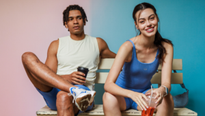 Homem e mulher em look esportivo moderno, destacando como fornecedores de tecidos para activewear influenciam conforto, elasticidade e performance das peças.