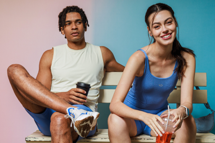 Homem e mulher em look esportivo moderno, destacando como fornecedores de tecidos para activewear influenciam conforto, elasticidade e performance das peças.