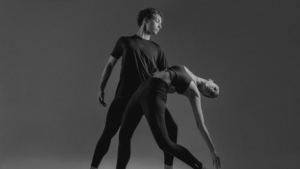 Atletas usando roupas esportivas em tecido tecnológico com EcoTone, tingimento na massa da fibra com dope dyeing na indústria têxtil