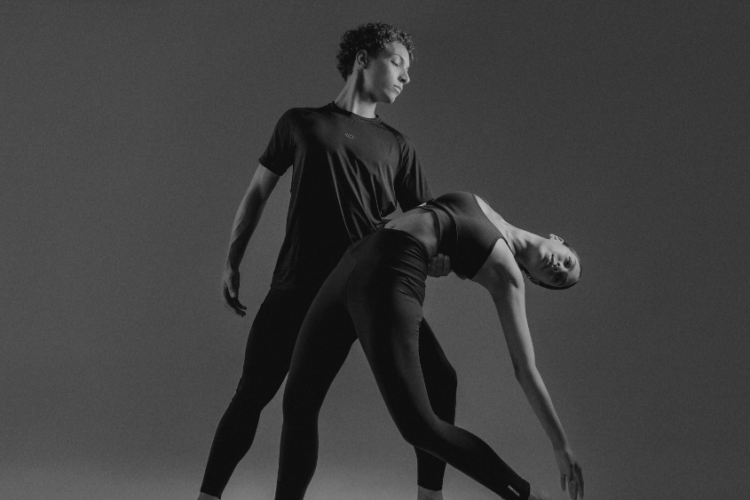 Atletas usando roupas esportivas em tecido tecnológico com EcoTone, tingimento na massa da fibra com dope dyeing na indústria têxtil