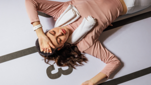 Modelo vestindo roupa esportiva confeccionada em tecido de poliamida com elastano, destacando conforto, elasticidade e performance para atividades físicas.