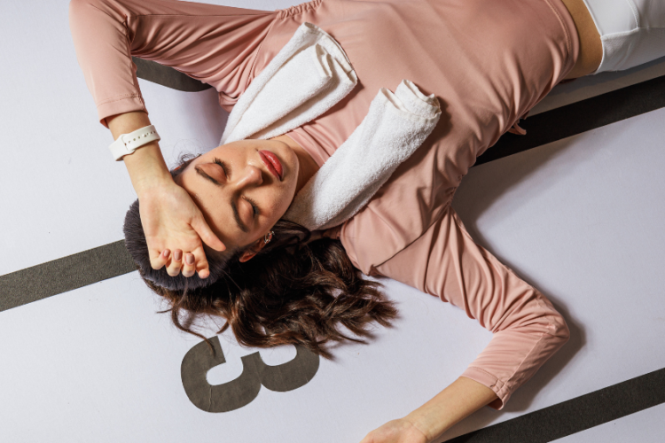 Modelo vestindo roupa esportiva confeccionada em tecido de poliamida com elastano, destacando conforto, elasticidade e performance para atividades físicas.