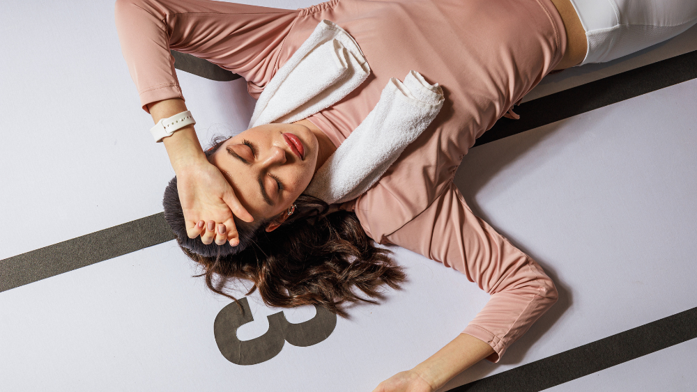 Modelo vestindo roupa esportiva confeccionada em tecido de poliamida com elastano, destacando conforto, elasticidade e performance para atividades físicas.