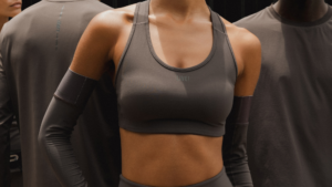 Modelo com roupa esportiva da Live! em tecido técnico de alta performance com grafeno, destacando conforto, ajuste e tecnologia têxtil avançada.