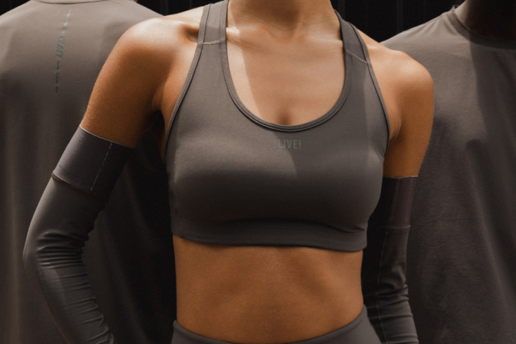 Modelo com roupa esportiva da Live! em tecido técnico de alta performance com grafeno, destacando conforto, ajuste e tecnologia têxtil avançada.
