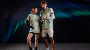 Dois modelos usando roupas esportivas desenvolvidas com o tecido Authentico Brushed da Diklatex, lançamento voltado à alta performance, conforto térmico e mobilidade em atividades esportivas.