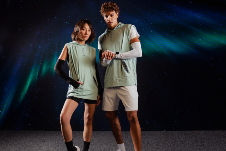 Dois modelos usando roupas esportivas desenvolvidas com o tecido Authentico Brushed da Diklatex, lançamento voltado à alta performance, conforto térmico e mobilidade em atividades esportivas.