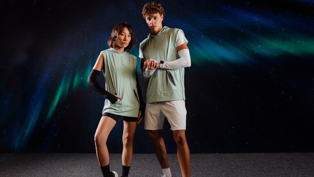 Dois modelos usando roupas esportivas desenvolvidas com o tecido Authentico Brushed da Diklatex, lançamento voltado à alta performance, conforto térmico e mobilidade em atividades esportivas.