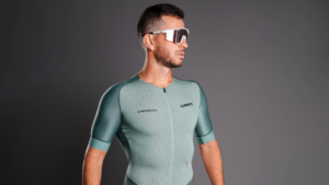 Atleta usando macaquinho esportivo de alta performance com tecido tecnológico voltado para compressão, respirabilidade e conforto térmico durante atividades esportivas.