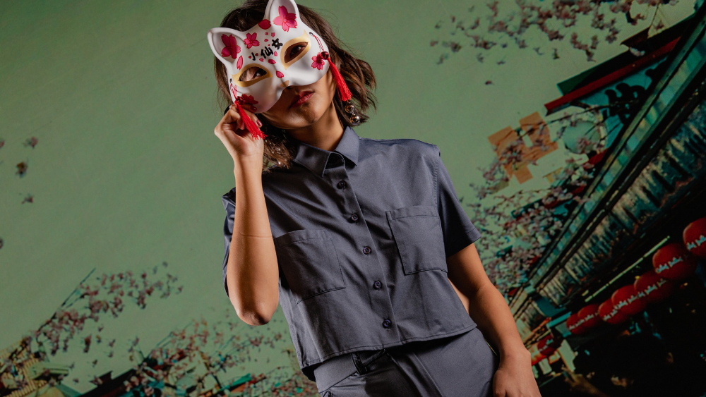 Mulher usando camisa Casual Tech® em cenário urbano com inspiração asiática, representando tecnologia têxtil aplicada ao cotidiano com conforto e mobilidade.