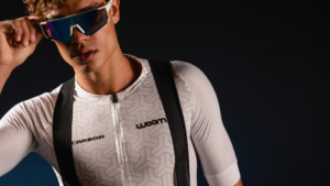 Roupa para esporte de alta performance para ciclismo com tecido técnico, respirabilidade, elasticidade e conforto térmico durante a prática esportiva.