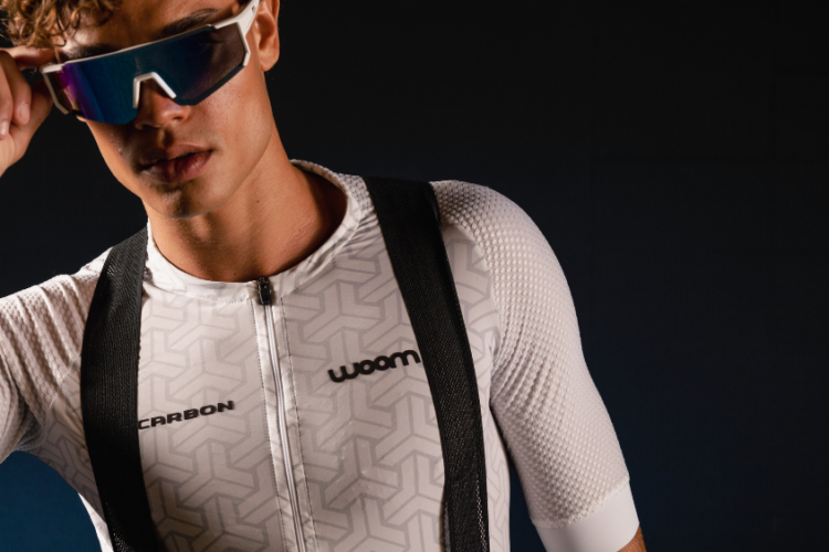 Roupa para esporte de alta performance para ciclismo com tecido técnico, respirabilidade, elasticidade e conforto térmico durante a prática esportiva.