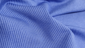 Tecido compressivo azul com textura canelada para roupas esportivas de alta performance.