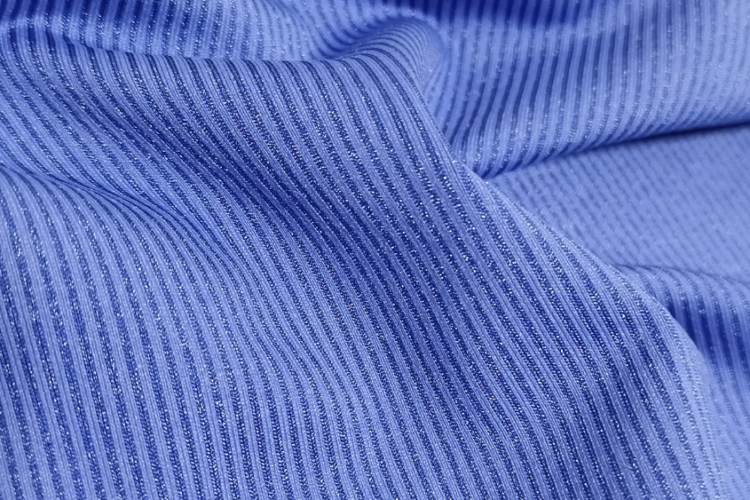 Tecido compressivo azul com textura canelada para roupas esportivas de alta performance.