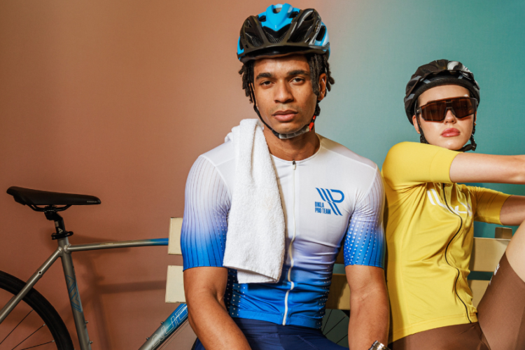 Atletas usando roupa esportiva profissional para ciclismo, com tecidos técnicos de alta performance que oferecem conforto, respirabilidade e liberdade de movimento.
