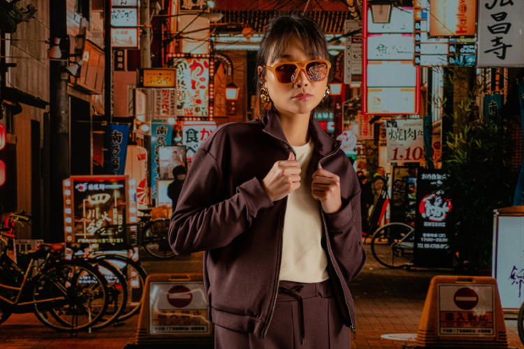 Mulher veste roupa casual desenvolvida com tecido antiodor em ambiente urbano.