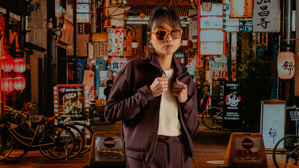 Mulher veste roupa casual desenvolvida com tecido antiodor em ambiente urbano.