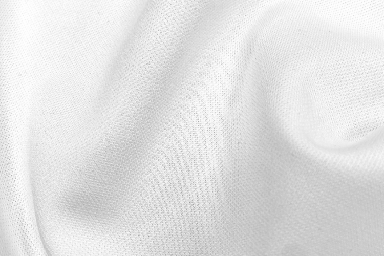 Tecido de secagem rápida branco em close-up, destacando a textura da malha e sua estrutura têxtil para aplicações em roupas esportivas de alta performance.
